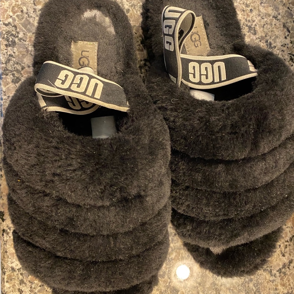 UGG Fluff yeah size 9 black slippers GUC